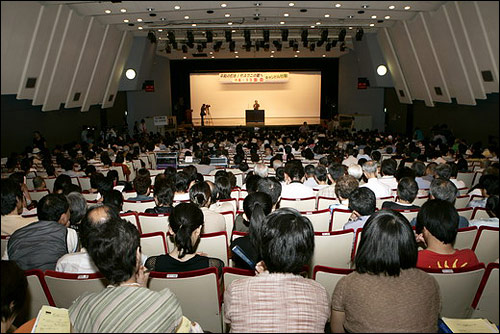 일본교육회관 3층 강당을 가득 메운 야스쿠니반대 문화행사 한국, 대만, 일본 참가자들. 